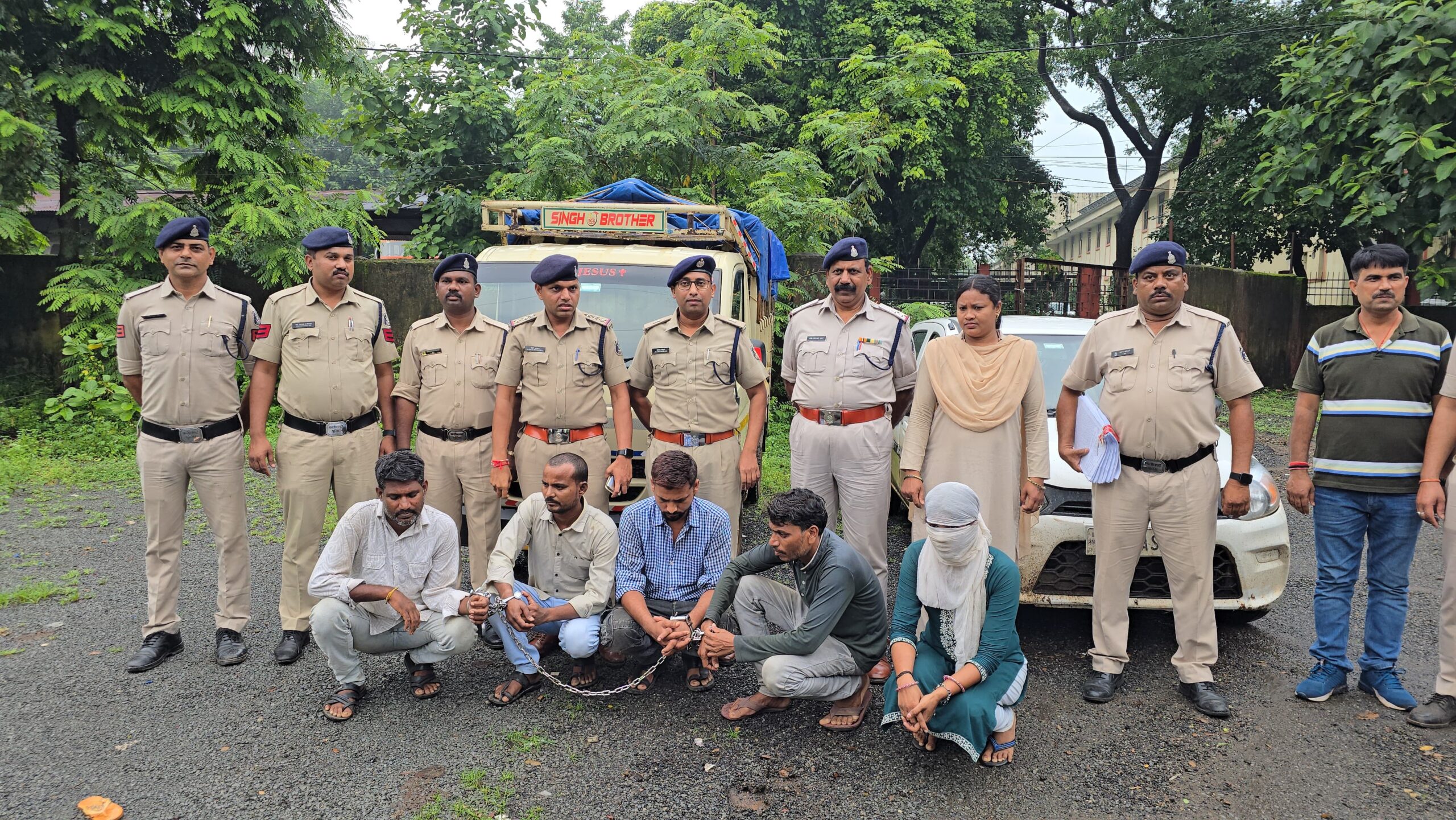 ● रायगढ़ पुलिस की गांजा तस्करी पर बड़ी कार्रवाई, 175 किलो गांजा समेत 43 लाख रुपये की संपत्ति जप्त 4 IMG 20240829 WA0030 scaled