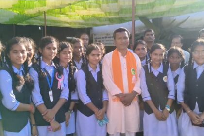 सांसद राधेश्याम राठिया ने स्वामी आत्मानंद के 127 छत्राओं को बाँटा सायकल @छत्तीसगढ़ के महत्वाकांक्षी योजना सरस्वती सायकल योजना के तहत बांटी गई सायकल 16 IMG 20240830 203433