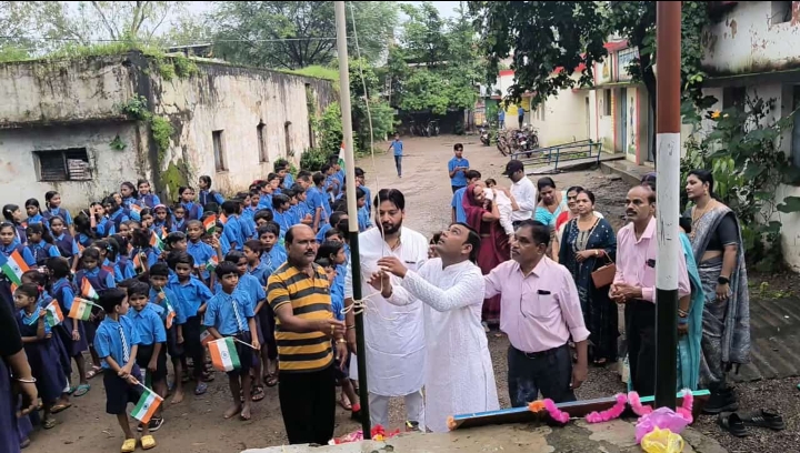 भागवत प्रसाद डाहीरे ने पंडरिया बुनियादी शाला में ध्वजा रोहण कर तिरंगे झंडे को दी सलामी 1 Screenshot 2024 08 15 18 16 47 46