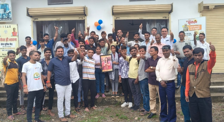 पंडरिया विधायक श्रीमती भावना बोहरा का भाजयुमो मंडल पंडरिया ने जनसेवा सुविधा केंद्र में केक काटकर मनाया जन्मदिन 1 Screenshot 2024 08 24 14 15 17 13