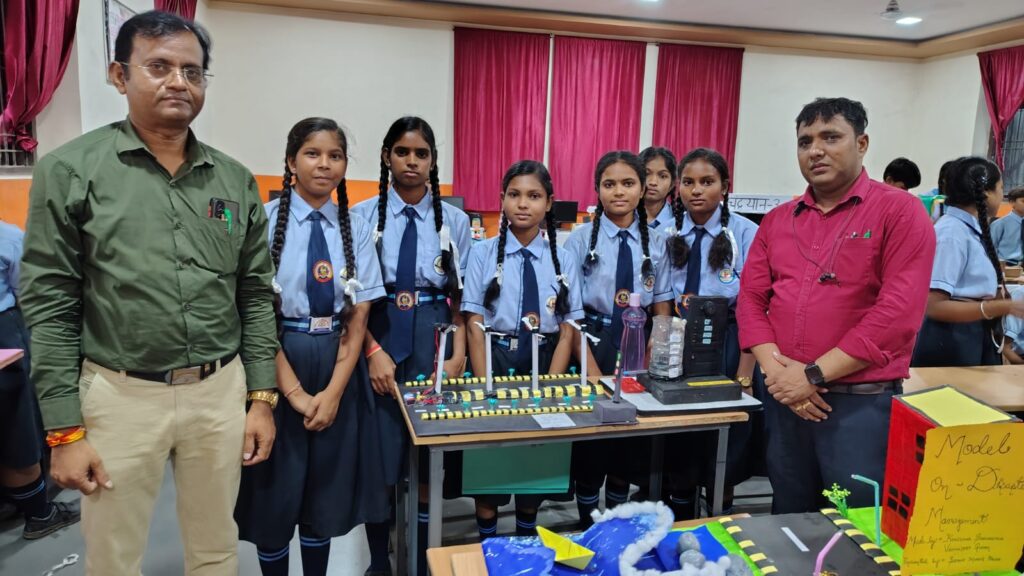 पीएमश्री नटवर इंग्लिश स्कूल @रायगढ़ में विकास खंड नोडल अधिकारी डी पी पटेल सहायक विकास खंड शिक्षा अधिकारी रायगढ़ के निर्देशन में संपन्न हुआ विकासखंड स्तरीय बाल वैज्ञानिक प्रदर्शनी बाल विज्ञान मेला एवं विज्ञान नाटक प्रतियोगिता 3 IMG 20240926 WA0022