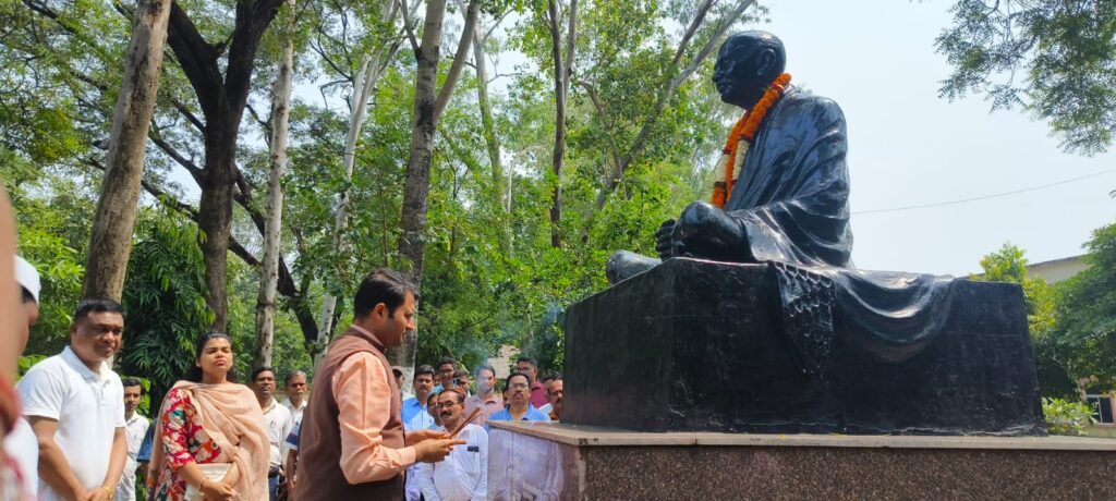 कार्यालय सहित अपने आस-पास में रखें स्वच्छता का ध्यान-कलेक्टर कार्तिकेया गोयल @गांधी जयंती पर कलेक्टोरेट परिसर में किया गया सफाई कार्य, दिया स्वच्छता का संदेश जिले भर आयोजित हुआ स्वच्छता ही सेवा पखवाड़ा 2 1 24