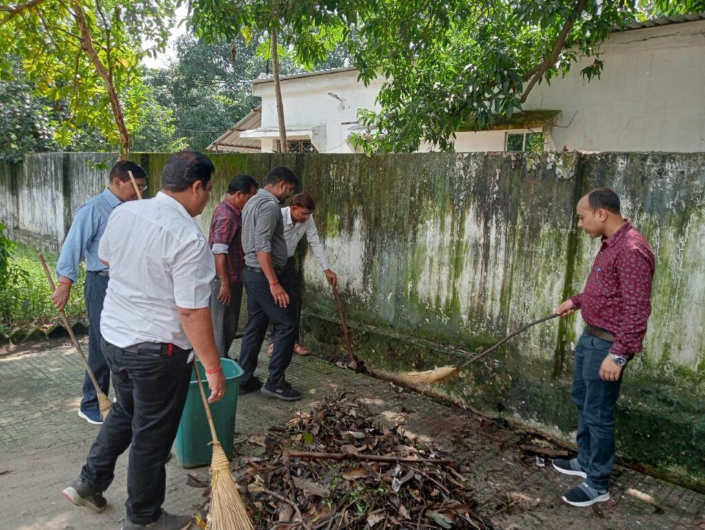 कार्यालय सहित अपने आस-पास में रखें स्वच्छता का ध्यान-कलेक्टर कार्तिकेया गोयल @गांधी जयंती पर कलेक्टोरेट परिसर में किया गया सफाई कार्य, दिया स्वच्छता का संदेश जिले भर आयोजित हुआ स्वच्छता ही सेवा पखवाड़ा 6 10 6