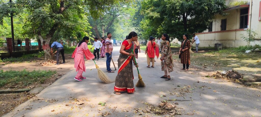 कार्यालय सहित अपने आस-पास में रखें स्वच्छता का ध्यान-कलेक्टर कार्तिकेया गोयल @गांधी जयंती पर कलेक्टोरेट परिसर में किया गया सफाई कार्य, दिया स्वच्छता का संदेश जिले भर आयोजित हुआ स्वच्छता ही सेवा पखवाड़ा 5 5 15