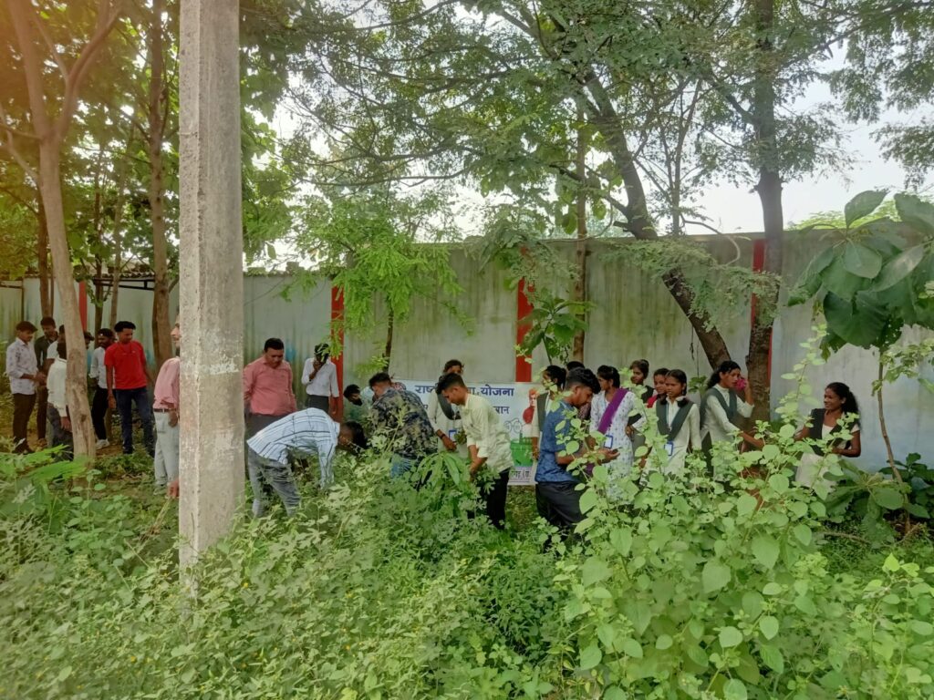 गांधी जयंती पर स्वच्छता का संदेश देते हुए पोर्ते महाविद्यालय के छात्र छात्राएं 2 IMG 20241002 WA0029