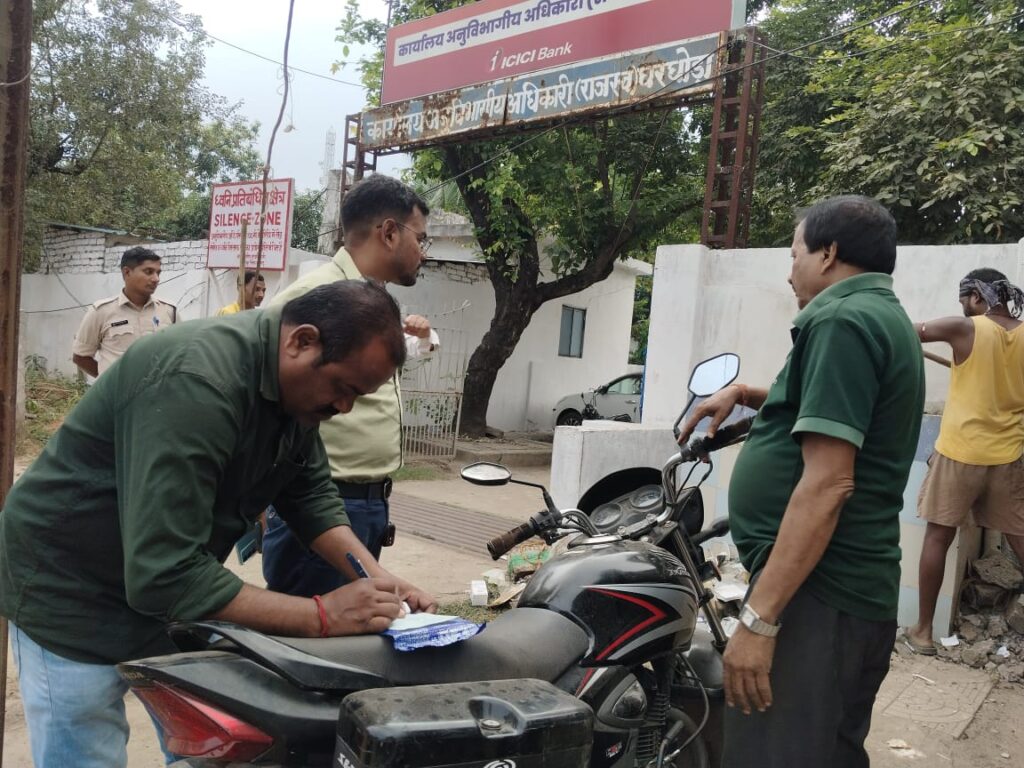 घरघोड़ा नगर: दुकानदारों पर जुर्माना 2 IMG 20241024 WA0044