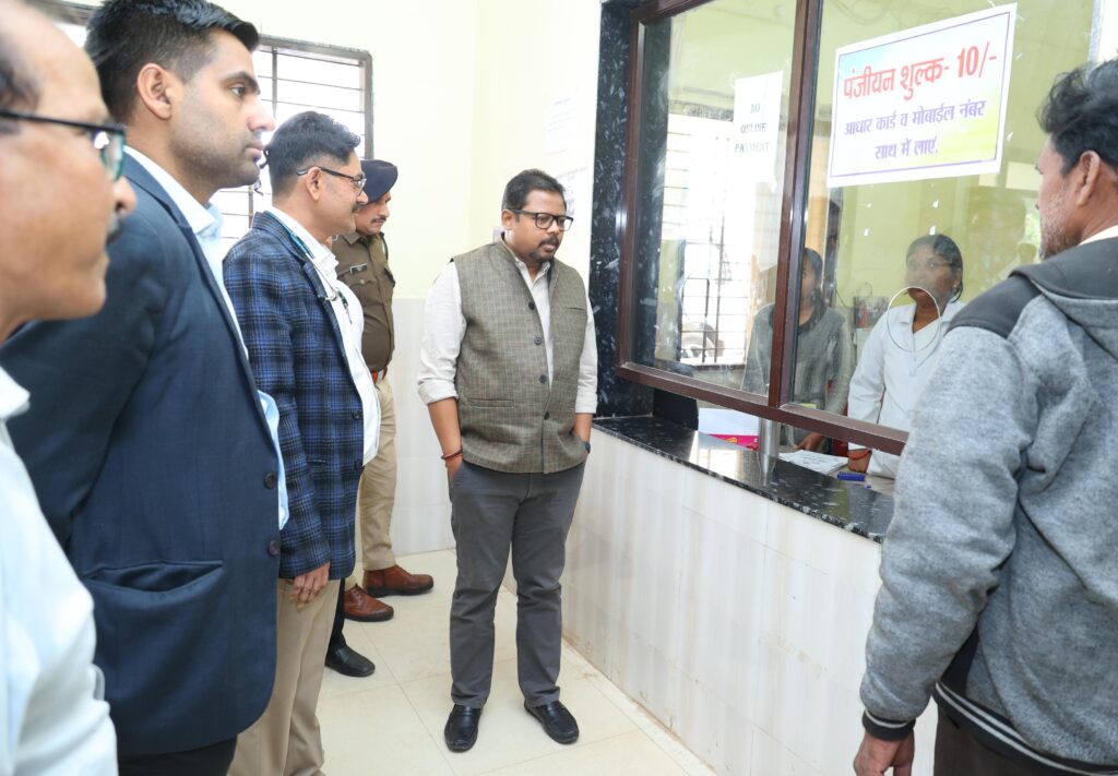 हमारी प्राथमिकता मरीजों को मिले बेहतर स्वास्थ्य सुविधाएं-स्वास्थ्य विभाग के अपर मुख्य सचिव मनोज पिंगुआ @अपर मुख्य सचिव मनोज पिंगुआ ने मेडिकल कॉलेज अस्पताल का किया निरीक्षण सीएचसी पुसौर पहुंचकर ओपीडी पंजीयन की ली जानकारी, दवाईयों के बेहतर रख-रखाव के दिए निर्देश 4 6 10