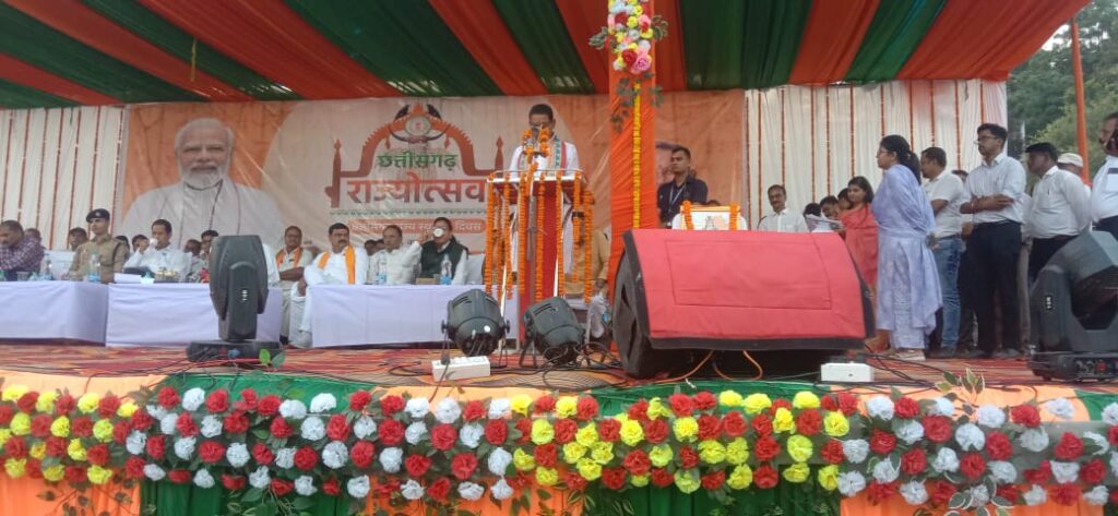 राज्योत्सव में पुरुष्कार से सम्मानित हुए शम्भू पटेल, आशीष पलांगे, एवं देवचरण साहू 3 IMG 20241105 WA0016