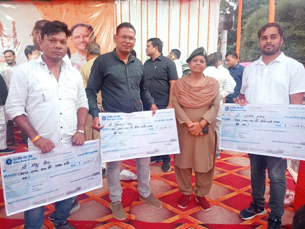 राज्योत्सव में पुरुष्कार से सम्मानित हुए शम्भू पटेल, आशीष पलांगे, एवं देवचरण साहू 2 IMG 20241105 WA0017