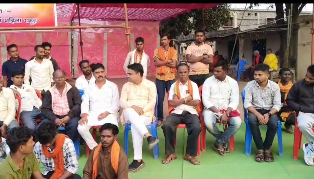 एनटीपीसी तलाईपाली में आखिरकार प्रभावित ग्रामीणों ने खत्म की हड़ताल, त्रिपक्षीय वार्ता से बनी सहमति 3 IMG 20241122 165253