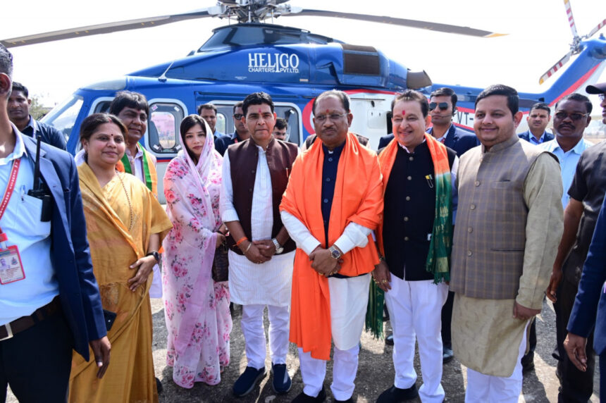 रायपुर : मुख्यमंत्री श्री विष्णुदेव साय के महासमुंद आगमन पर जनप्रतिनिधियों ने किया आत्मीय स्वागत. 1 1737202011 4a9d40f4c0d90ace4d00
