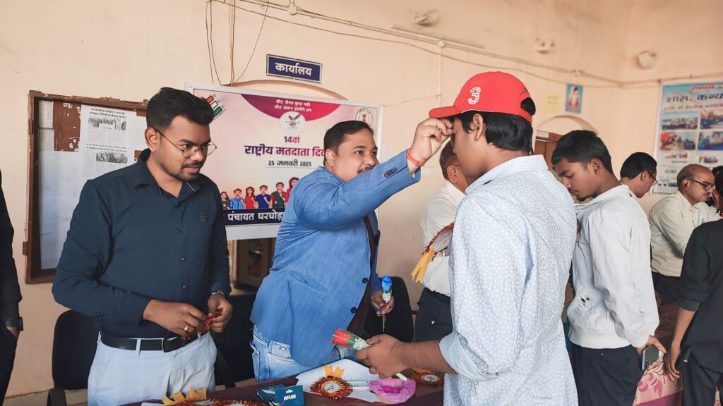 राष्ट्रीय मतदाता दिवस पर आयोजित कार्यक्रम में नव मतदाताओं का स्वागत, एसडीएम मोर ने तिलक लगाकर किया स्वागत 5 1737791290251