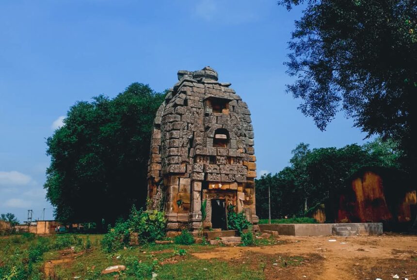 एमसीबी : विशेष लेख : जिले का अनोखा घाघरा मंदिर बिना जोड़ वाली पत्थरों की बना है रहस्यमयी संरचना. 1 1741346087 5ebe7b7220301359d62e