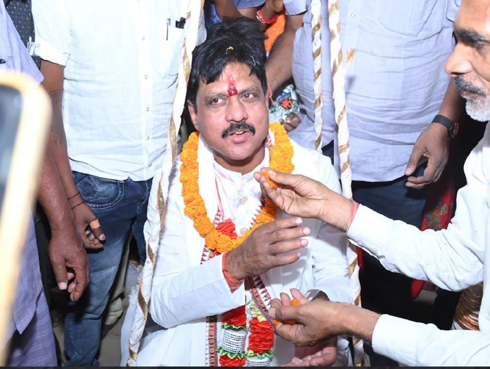 घरघोड़ा नगर पंचायत अध्यक्ष सिल्लू चौधरी और पार्षदों ने ली शपथ @ पेड़ की छांव तले ‘जनता का कार्यालय’, हर समस्या का होगा समाधान 4 IMG 20250308 WA0089