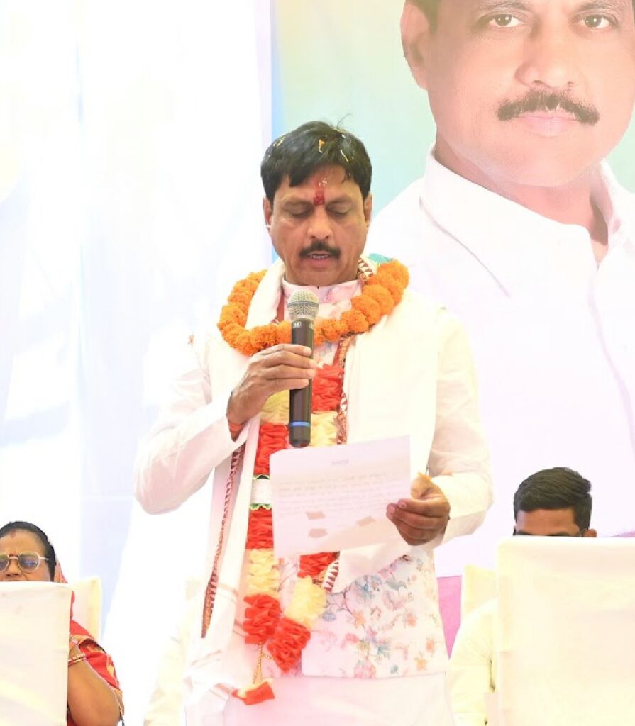 घरघोड़ा नगर पंचायत अध्यक्ष सिल्लू चौधरी और पार्षदों ने ली शपथ @ पेड़ की छांव तले ‘जनता का कार्यालय’, हर समस्या का होगा समाधान 5 IMG 20250308 WA0092
