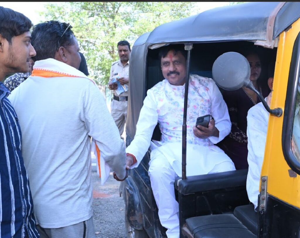 घरघोड़ा नगर पंचायत अध्यक्ष सिल्लू चौधरी और पार्षदों ने ली शपथ @ पेड़ की छांव तले ‘जनता का कार्यालय’, हर समस्या का होगा समाधान 2 IMG 20250308 WA0093