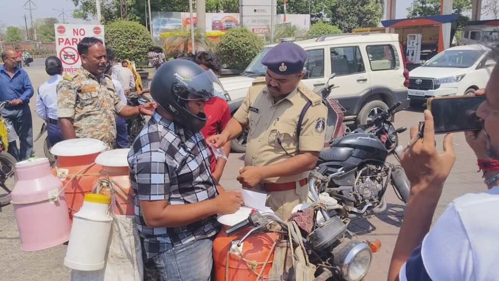 सड़क सुरक्षा की अनोखी मुहिम: रायगढ़ पुलिस ने 50 महिला समेत ढाई सौ वाहन चालकों को बांटे हेलमेट 2 IMG 20250318 WA0034