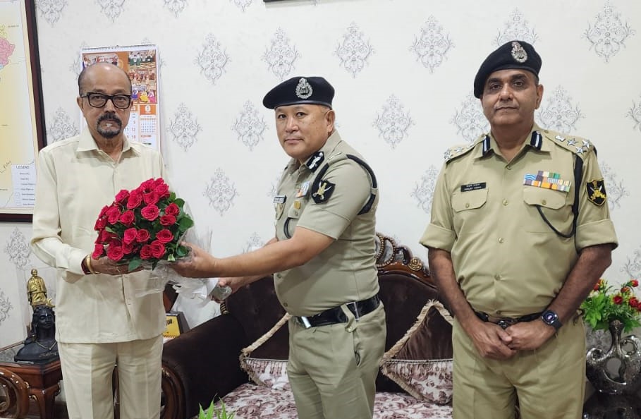 रायपुर : राज्यपाल श्री डेका से सीमा सुरक्षा बल के अतिरिक्त महानिदेशक ने की भेंट. 1 1745316601 babddb3131c0568fd4cf