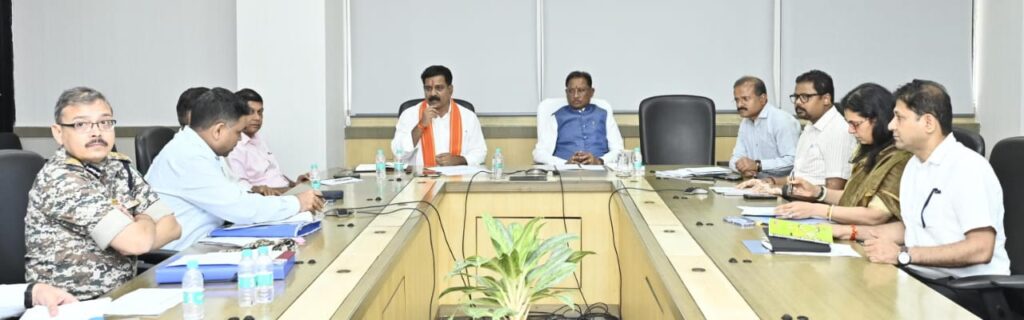रायपुर : मुख्यमंत्री श्री विष्णु देव साय ने की नक्सल उन्मूलन अभियान की समीक्षा 1 1745846415 b750bf3825bba5cea41b