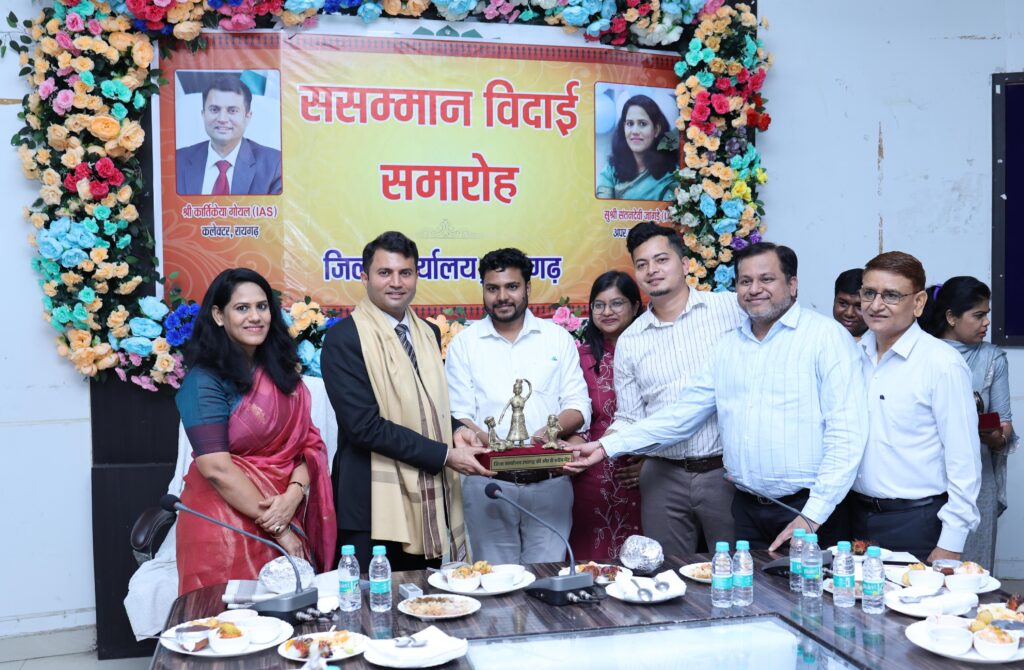 टीम भावना के साथ कार्य कर दायित्वों का करें निर्वहन-कलेक्टर कार्तिकेया गोयल निवर्तमान कलेक्टर श्री कार्तिकेया गोयल एवं एडीएम सुश्री संतन देवी जांगड़े को दी गई भावपूर्ण विदाई 2 2 25