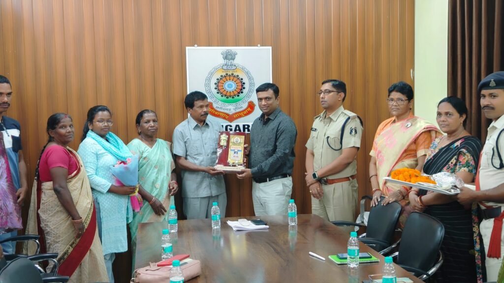 प्रधान आरक्षक राजेंद्र बेक को पुलिस कार्यालय में दी गई ससम्मान विदाई. 2 IMG 20250401 WA0010
