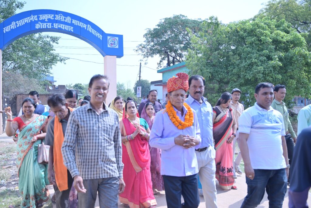 सेवा, समर्पण और स्नेह की मिसाल बने कोतरा के प्रधान पाठक विनय मोहन पटेल को दी गई भावभीनी विदाई 3 IMG 20250425 WA0036