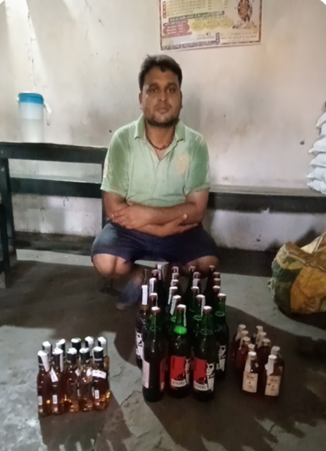 ग्राम चपले में खरसिया पुलिस की बड़ी कार्रवाई: होटल से अवैध शराब की बड़ी खेप बरामद, आरोपी गिरफ्तार 1 IMG 20250428 WA0000 1