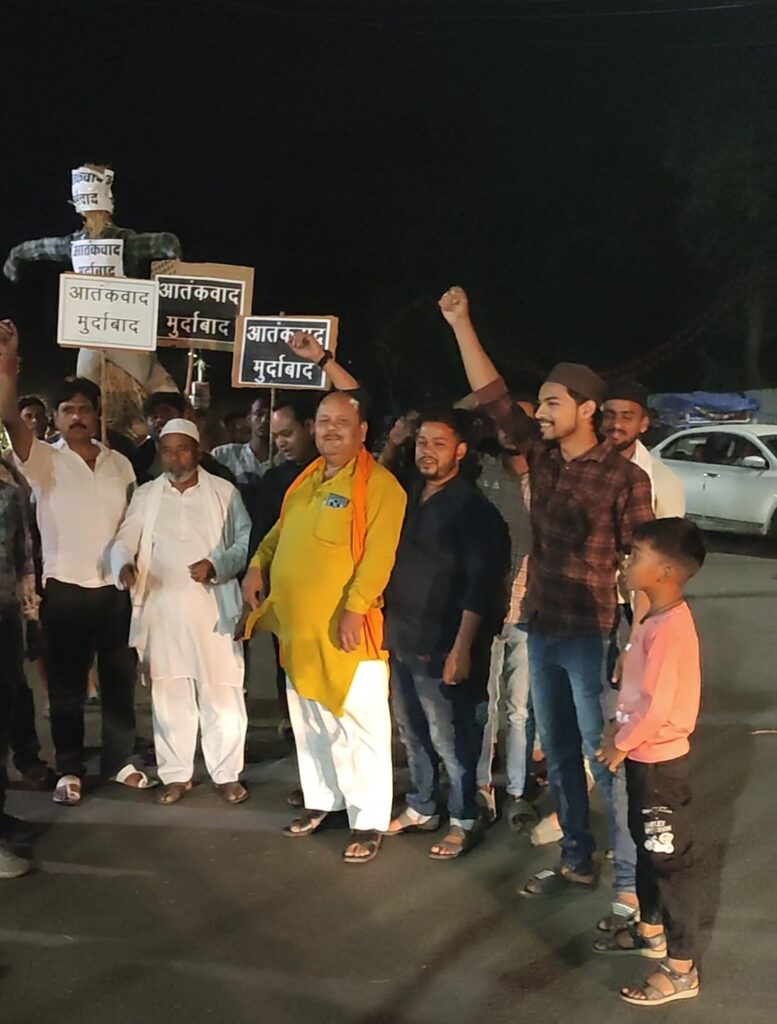 पहलगाम आतंकी हमले में मारें गये सैलानियों को श्रद्धांजलि, घरघोड़ा में आतंकवाद के खिलाफ फूटा आक्रोश 3 IMG 20250428 063346