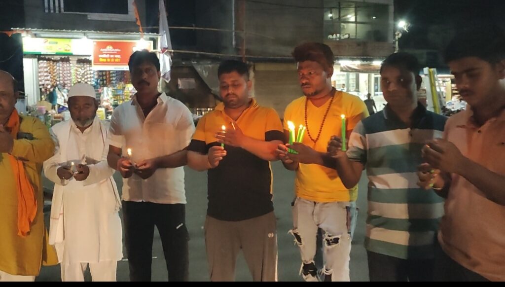 पहलगाम आतंकी हमले में मारें गये सैलानियों को श्रद्धांजलि, घरघोड़ा में आतंकवाद के खिलाफ फूटा आक्रोश 2 IMG 20250428 063413