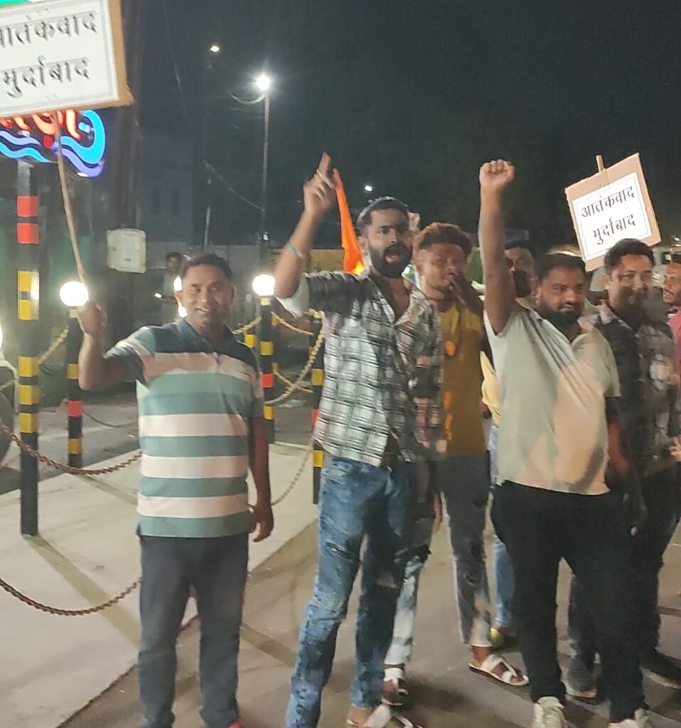 पहलगाम आतंकी हमले में मारें गये सैलानियों को श्रद्धांजलि, घरघोड़ा में आतंकवाद के खिलाफ फूटा आक्रोश 4 Screenshot 2025 04 28 06 36 06 189 edit com.gallery.player