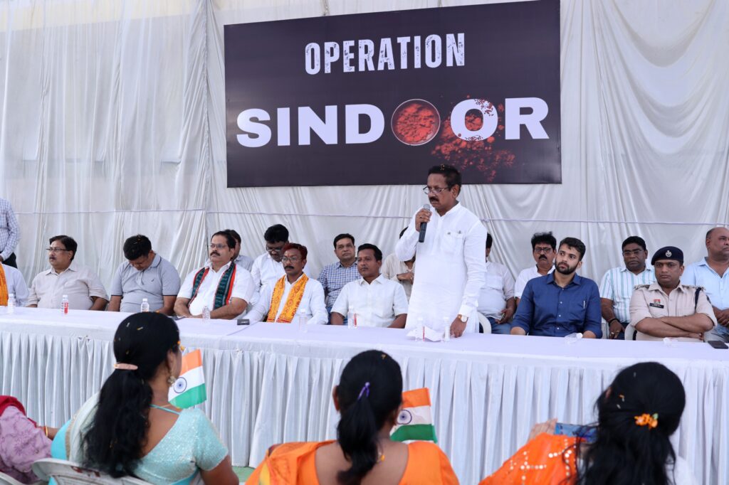 'ऑपरेशन सिंदूर' के साथ राष्ट्र, तिरंगा यात्रा में उमड़ा देशभक्ति का सैलाब पूरी दुनिया ने देखा भारतीय सेना का शौर्य-राज्यसभा सांसद देवेन्द्र प्रताप सिंह भारतीय सेना ने दिखाया देश की अखण्डता को छेड़ोगे तो छोड़ेंगे नहीं-लोकसभा सांसद राधेश्याम राठिया रायगढ़ में जनप्रतिनिधियों एवं नागरिकों ने बढ़-चढ़कर लिया तिरंगा यात्रा में हिस्सा राष्ट्रीय सुरक्षा के लिए एकजुट हुए नागरिक 2 15 4