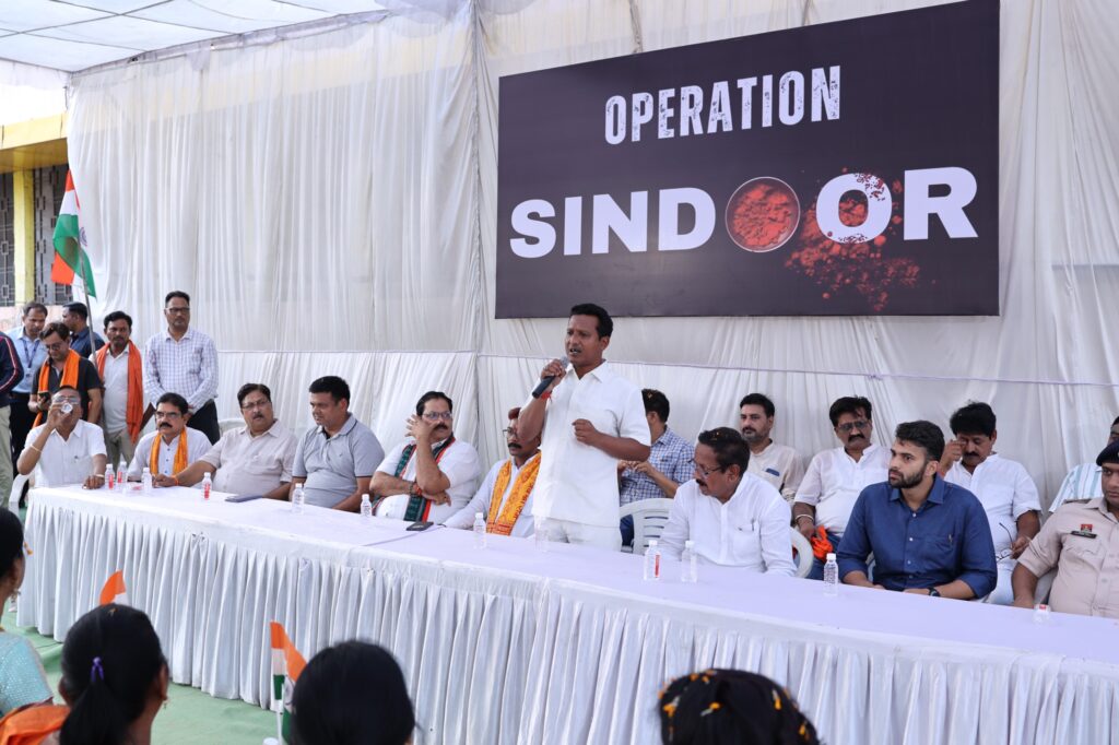 'ऑपरेशन सिंदूर' के साथ राष्ट्र, तिरंगा यात्रा में उमड़ा देशभक्ति का सैलाब पूरी दुनिया ने देखा भारतीय सेना का शौर्य-राज्यसभा सांसद देवेन्द्र प्रताप सिंह भारतीय सेना ने दिखाया देश की अखण्डता को छेड़ोगे तो छोड़ेंगे नहीं-लोकसभा सांसद राधेश्याम राठिया रायगढ़ में जनप्रतिनिधियों एवं नागरिकों ने बढ़-चढ़कर लिया तिरंगा यात्रा में हिस्सा राष्ट्रीय सुरक्षा के लिए एकजुट हुए नागरिक 3 16 5