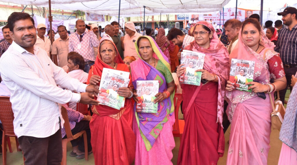 राजनांदगांव : जनसंपर्क विभाग द्वारा ग्राम टेड़ेसरा में आयोजित सुशासन तिहार में जनमन पत्रिका एवं शासन की योजनाओं से संबंधित ब्रोशर का किया गया वितरण 1 1747054606 4f8be9ad7f45407f37c0