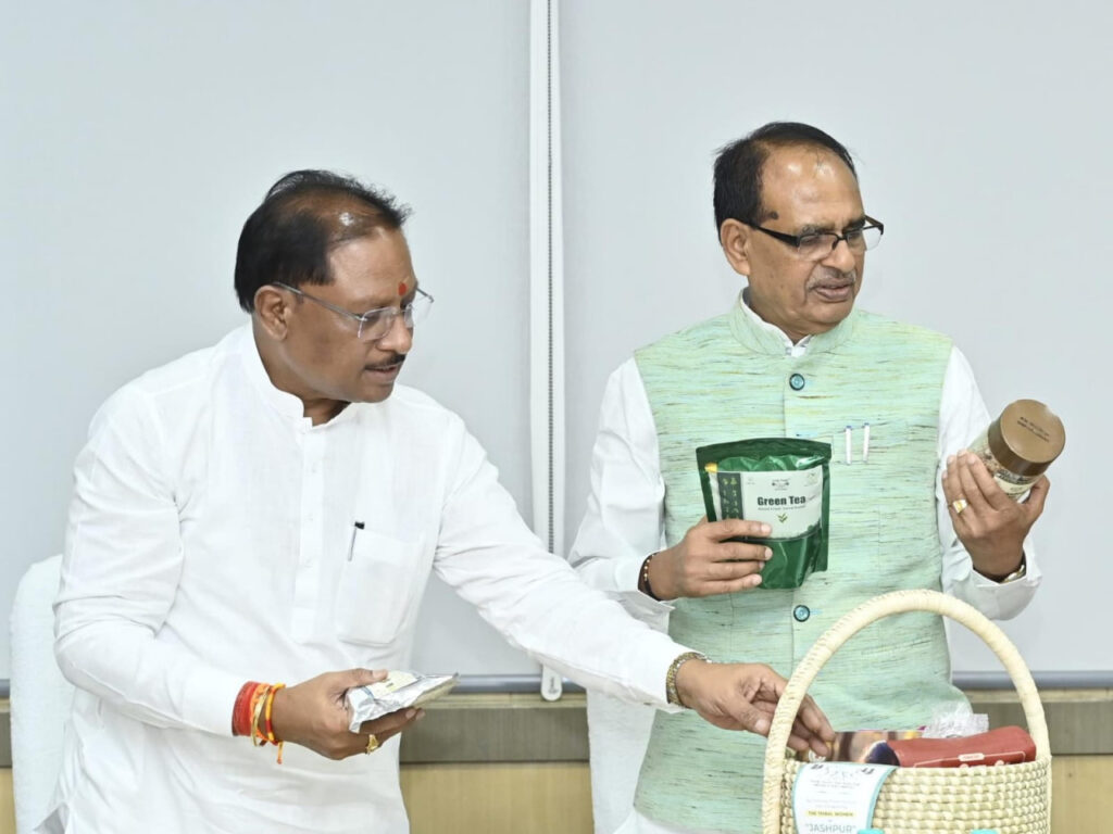 रायपुर : छत्तीसगढ़ की संस्कृति, स्वाद और स्वावलंबन की सोंधी महक से सजी जशप्योर ब्रांड के उत्पादों की केंद्रीय कृषि मंत्री श्री शिवराज सिंह चौहान ने की सराहना 1 1747130936 90ed006d7f7c1706b256