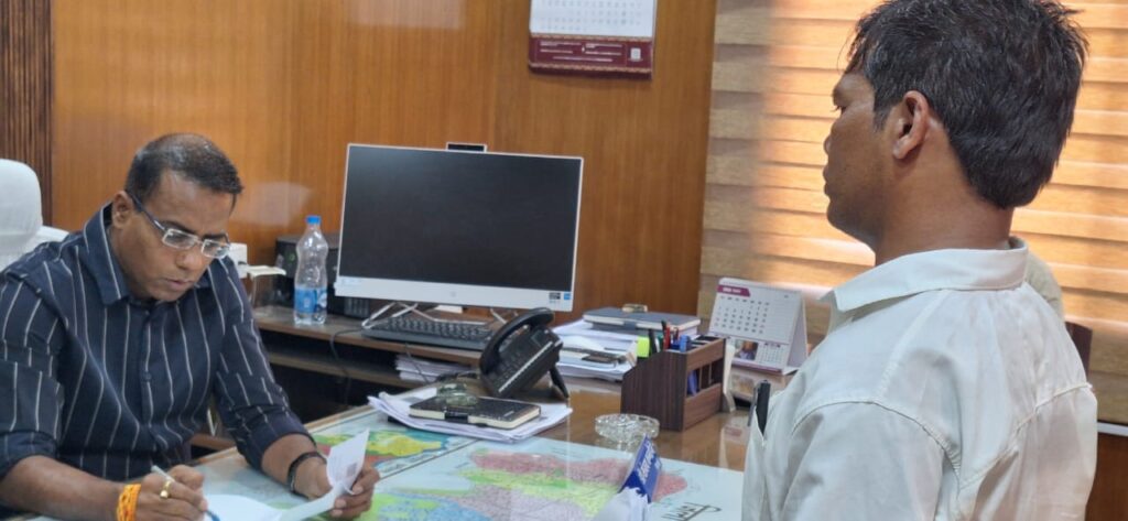 सारंगढ़ बिलाईगढ़ : कलेक्टर जनदर्शन - लोगों के मांग और समस्याओं से रूबरू हुए कलेक्टर डॉ संजय कन्नौजे 1 1747141294 ac785d0d61c704772f54