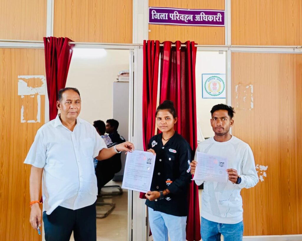 रायपुर : सुशासन तिहार - 2025 : लर्निंग लाईसेंस मिलने पर विमला वंडो के चेहरे पर आई मुस्कान 1 1747560846 2626c3ac46d2932cb5ac 1
