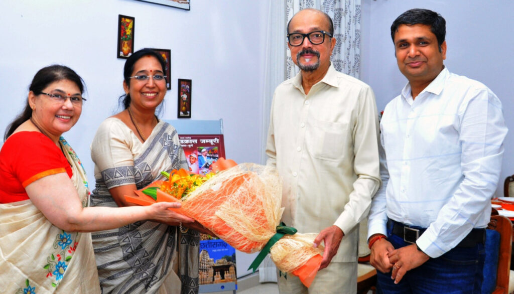 रायपुर : राज्यपाल श्री डेका से ईशा फाऊंडेशन संस्था के स्वयंसेवकों ने सौजन्य भेंट की 1 1747561578 997b5374fedcb86a6499