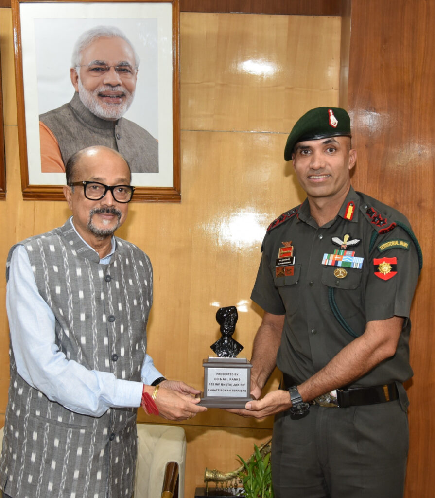 रायपुर : राज्यपाल श्री डेका से छत्तीसगढ़ टेरियर्स के कमांडिंग ऑफिसर ने सौजन्य भेंट की 1 1747644073 00a478d20f3c362110b3