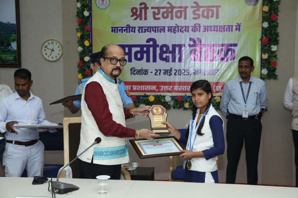 रायपुर : राज्यपाल श्री रमेन डेका जिला कांकेर में संचालित योजनाओं की ली समीक्षा बैठक 1 1748417714 035e10a5fb1f572dba0e