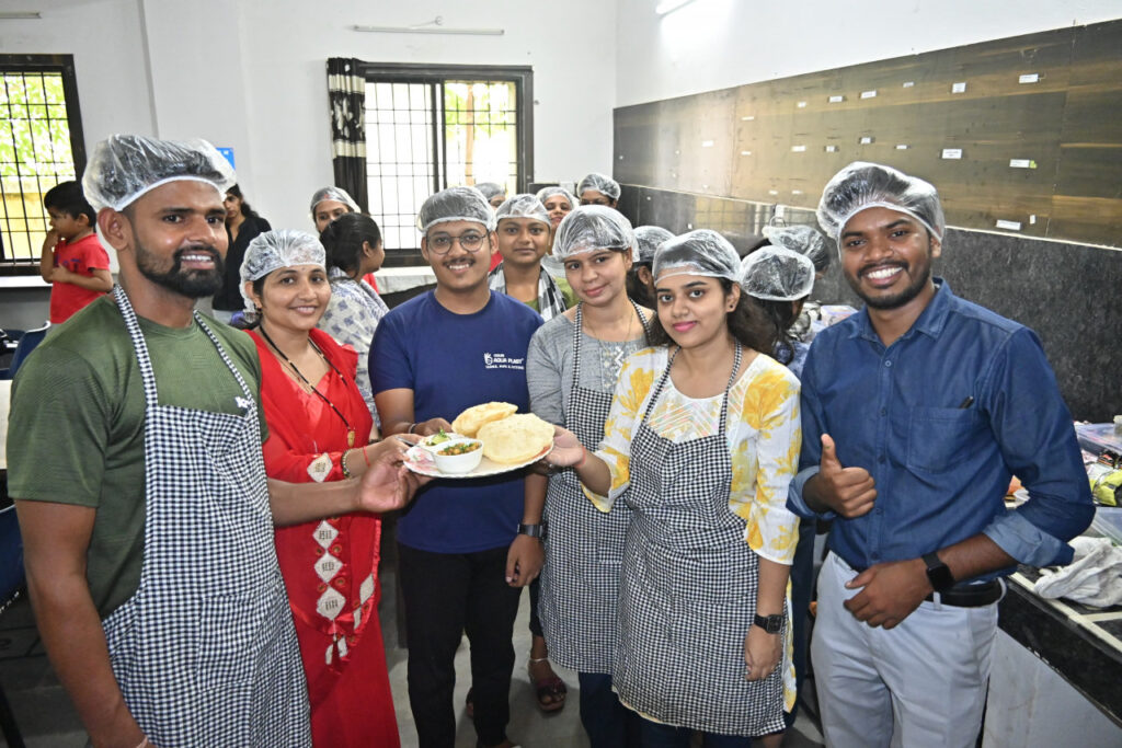 रायपुर : प्रोजेक्ट युवा : युवतियों के साथ-साथ युवक भी ले रहे पाककला में प्रशिक्षण 1 1748419599 852215a927094ad9ea06