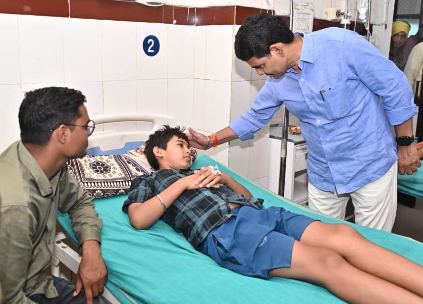 रायपुर : राजस्व मंत्री ने अस्पताल पहुँचकर घायलों से की मुलाक़ात 1 1748602167 8d02ce90bad1592a44d0