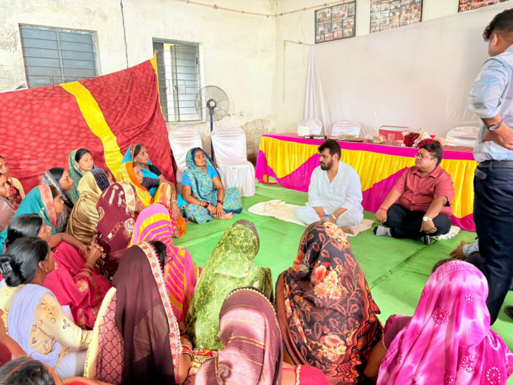 रायपुर : ‘वोकल फॉर लोकल’ की भावना को देवरबीजा में मिला जीवन, खादी केंद्र बना ग्रामीण आत्मनिर्भरता का उदाहरण 1 1748610835 f640357657ceddd7a97e