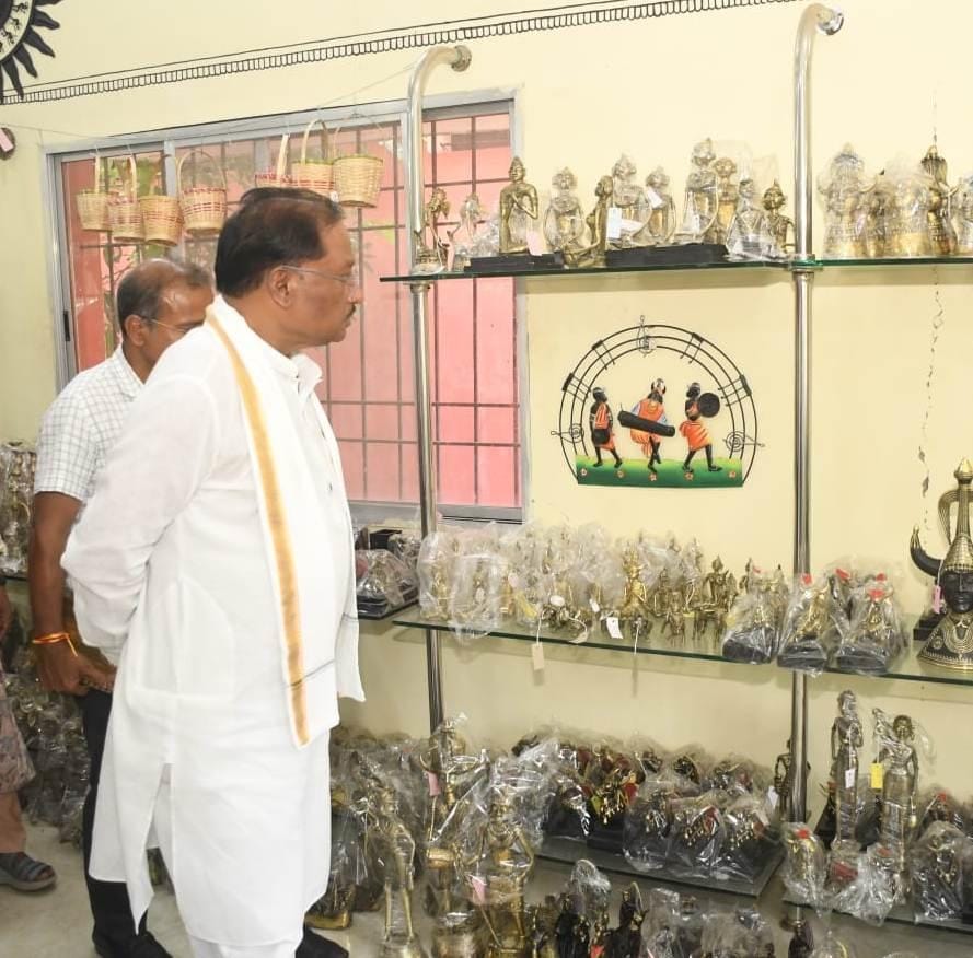 रायपुर : मुख्यमंत्री श्री साय का शिल्प नगरी कोंडागांव के शबरी एंपोरियम पहुंचे 1 1748613791 52384b39c39476eb04ac