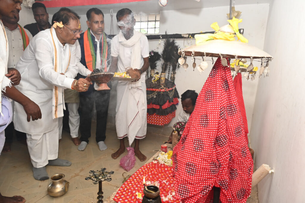 रायपुर : सुशासन तिहार के अंतर्गत बस्तर जिले के नारायणपाल पहुँचे मुख्यमंत्री श्री विष्णु देव साय 1 1748622069 f2fdda4e95d1d3258127