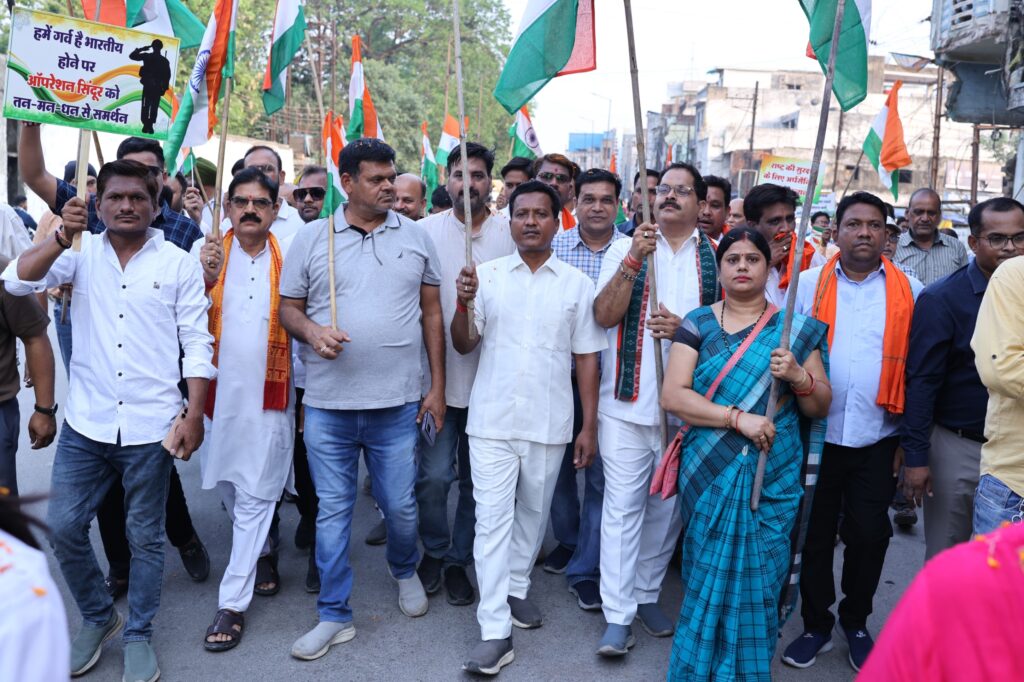 'ऑपरेशन सिंदूर' के साथ राष्ट्र, तिरंगा यात्रा में उमड़ा देशभक्ति का सैलाब पूरी दुनिया ने देखा भारतीय सेना का शौर्य-राज्यसभा सांसद देवेन्द्र प्रताप सिंह भारतीय सेना ने दिखाया देश की अखण्डता को छेड़ोगे तो छोड़ेंगे नहीं-लोकसभा सांसद राधेश्याम राठिया रायगढ़ में जनप्रतिनिधियों एवं नागरिकों ने बढ़-चढ़कर लिया तिरंगा यात्रा में हिस्सा राष्ट्रीय सुरक्षा के लिए एकजुट हुए नागरिक 5 18 5