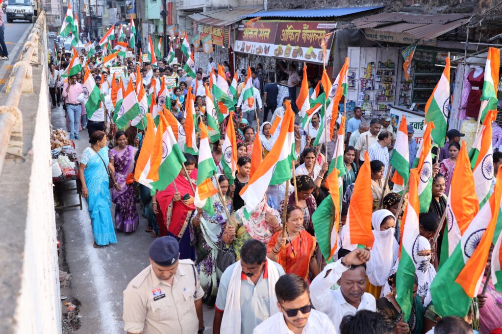 'ऑपरेशन सिंदूर' के साथ राष्ट्र, तिरंगा यात्रा में उमड़ा देशभक्ति का सैलाब पूरी दुनिया ने देखा भारतीय सेना का शौर्य-राज्यसभा सांसद देवेन्द्र प्रताप सिंह भारतीय सेना ने दिखाया देश की अखण्डता को छेड़ोगे तो छोड़ेंगे नहीं-लोकसभा सांसद राधेश्याम राठिया रायगढ़ में जनप्रतिनिधियों एवं नागरिकों ने बढ़-चढ़कर लिया तिरंगा यात्रा में हिस्सा राष्ट्रीय सुरक्षा के लिए एकजुट हुए नागरिक 9 20 5