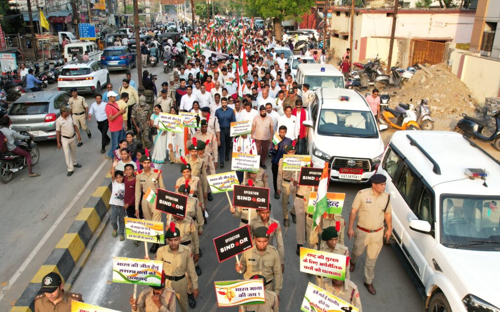 'ऑपरेशन सिंदूर' के साथ राष्ट्र, तिरंगा यात्रा में उमड़ा देशभक्ति का सैलाब पूरी दुनिया ने देखा भारतीय सेना का शौर्य-राज्यसभा सांसद देवेन्द्र प्रताप सिंह भारतीय सेना ने दिखाया देश की अखण्डता को छेड़ोगे तो छोड़ेंगे नहीं-लोकसभा सांसद राधेश्याम राठिया रायगढ़ में जनप्रतिनिधियों एवं नागरिकों ने बढ़-चढ़कर लिया तिरंगा यात्रा में हिस्सा राष्ट्रीय सुरक्षा के लिए एकजुट हुए नागरिक 8 25 2