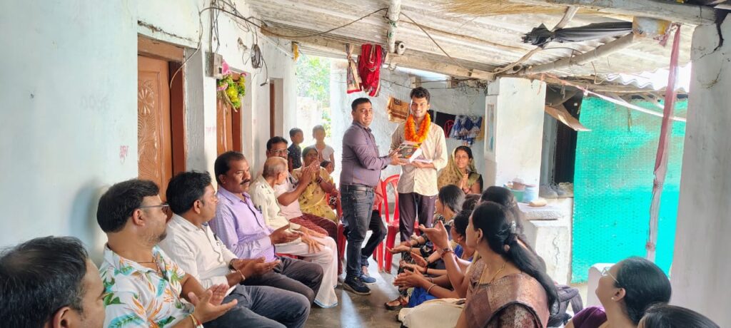 टॉपर रोनित चौहान एवं उनके माता-पिता का गृहग्राम कलमी में भव्य सम्मान 3 IMG 20250509 WA0008
