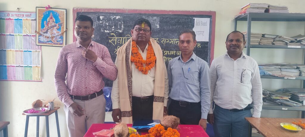 सेवानिवृत्त प्रधान पाठक गोविन्द राम जोल्हे को भावभीनी विदाई 2 IMG 20250531 115757