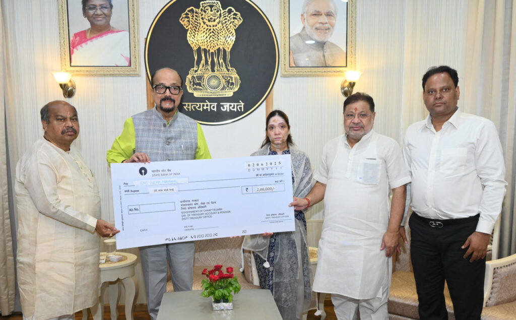 रायपुर : राज्यपाल श्री डेका ने पहलगाम आतंकी हमले में जान गंवाने वाले स्वर्गीय श्री अग्रवाल के परिजनों को दी 2 लाख रूपये की सहायता राशि 1 1748852791 e491711708ce873b15b6